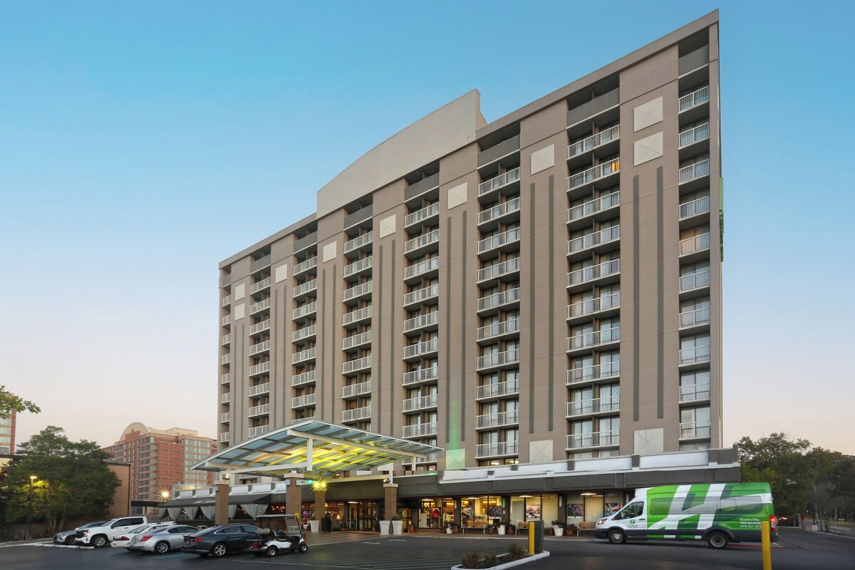 Exterior and covered entrance of the Holiday Inn Nashville - Vanderbilt (Dwtn) by IHG